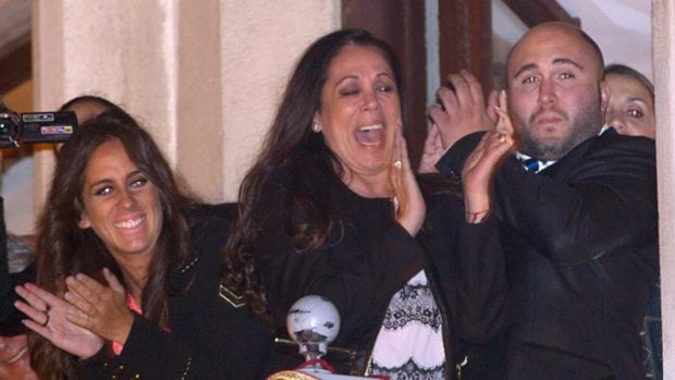 Isabel Pantoja junto a Anabel y su hijo, Kiko Rivera en la Seman Santa de Sevilla en 2014 / Gtres