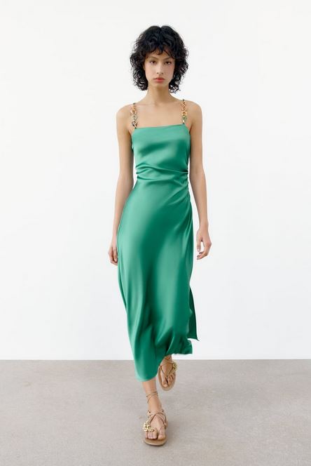 El vestido lencero de Zara con cadenas que está a punto de agotarse y que ya tiene Rocío Osorno