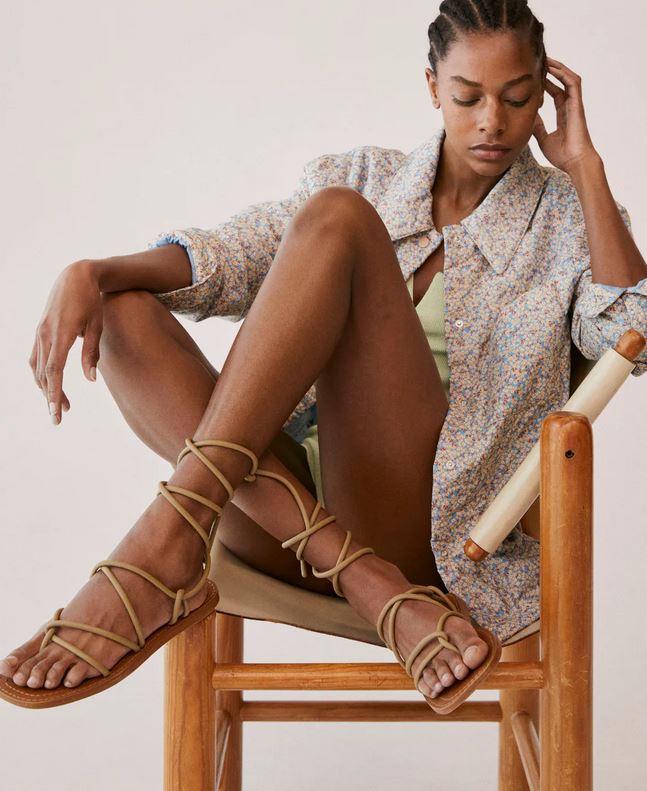 Las sandalias cruzadas de Mango Outlet que querr&aacute;s en negro