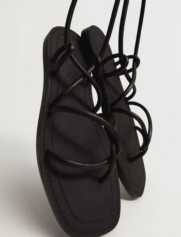 Las sandalias cruzadas de Mango Outlet que querr&aacute;s en negro