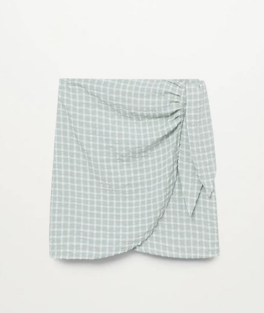 Hay prendas muy vers&aacute;tiles que nos sirven para diversas cosas y momentos. Y as&iacute; es el pareo estampado de Mango Outlet.