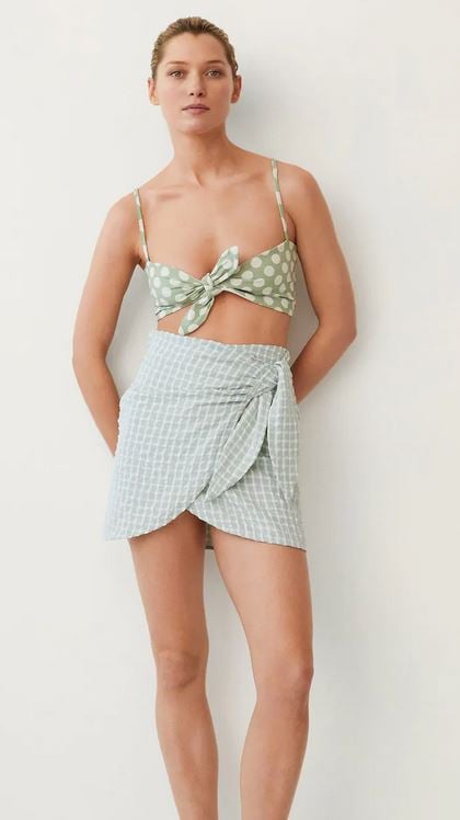 El pareo estampado de Mango Outlet para lucirlo con el bikini