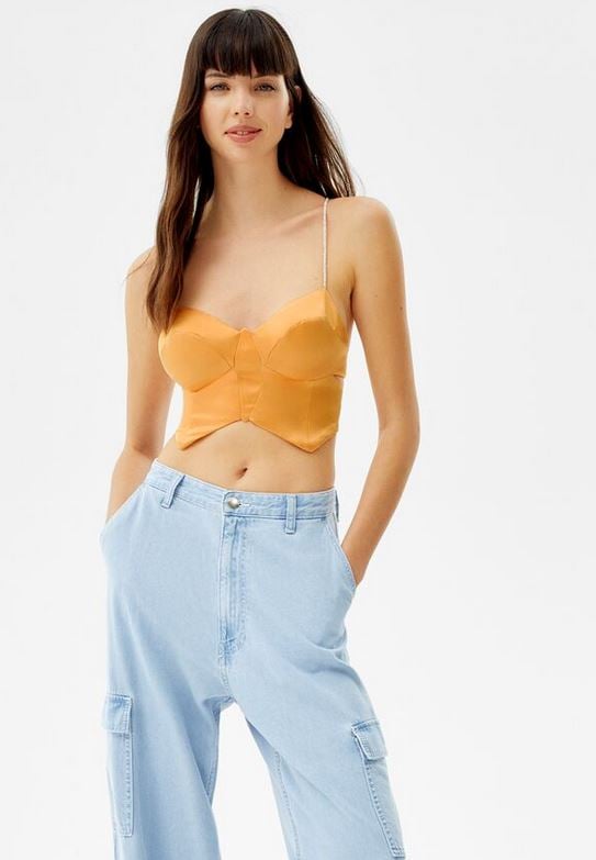 Si quieres ser vista este verano, entonces debes hacerte con el top satinado con strass de Bershka. Es totalmente atrevido.