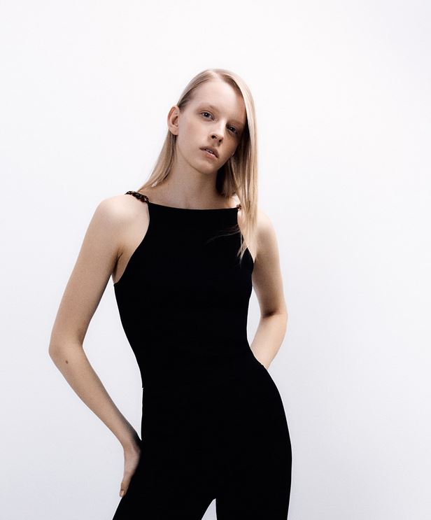 La camiseta de Sfera con tirantes de cadenas para resaltar el look