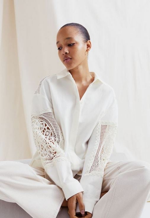 H&M tiene la camisa calada que te sacará de la típica blanca para combinar con unos jeans