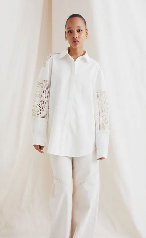H&M tiene la camisa calada que te sacará de la típica blanca para combinar con unos jeans