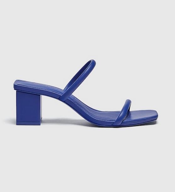 Los tacones azules de Pull&Bear con tac&oacute;n de 5 cent&iacute;metros para darlo todo hasta la madrugada