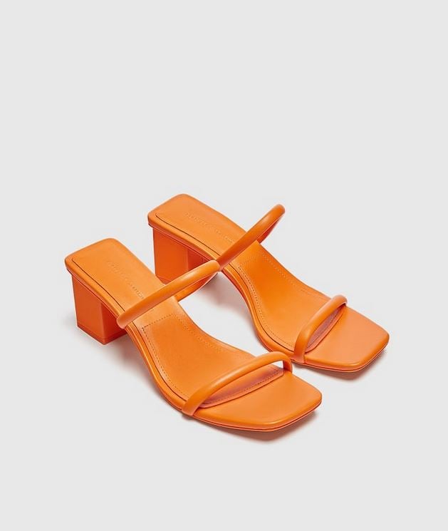 Los tacones azules de Pull&Bear con tac&oacute;n de 5 cent&iacute;metros para darlo todo hasta la madrugada