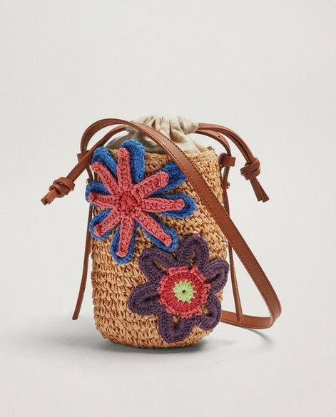 El minibolso de Parfois de crochet que podr&aacute;s utilizar para llevar lo justo y necesario