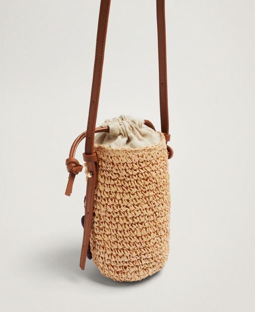 El minibolso de Parfois de crochet que podr&aacute;s utilizar para llevar lo justo y necesario
