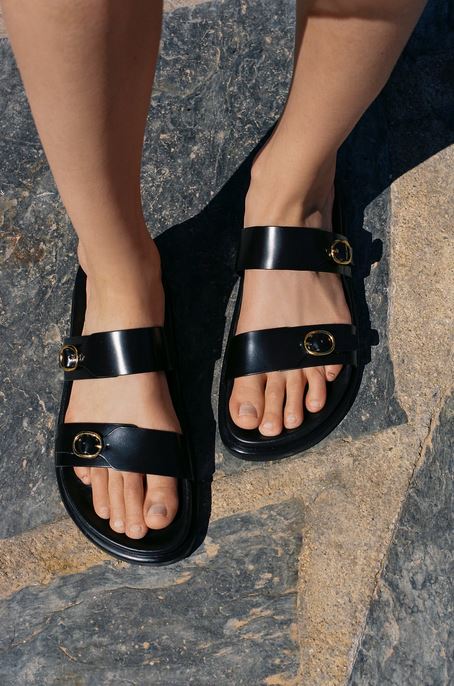 Zara tiene el b&aacute;sico perfecto para verano: las sandalias negras con hebillas