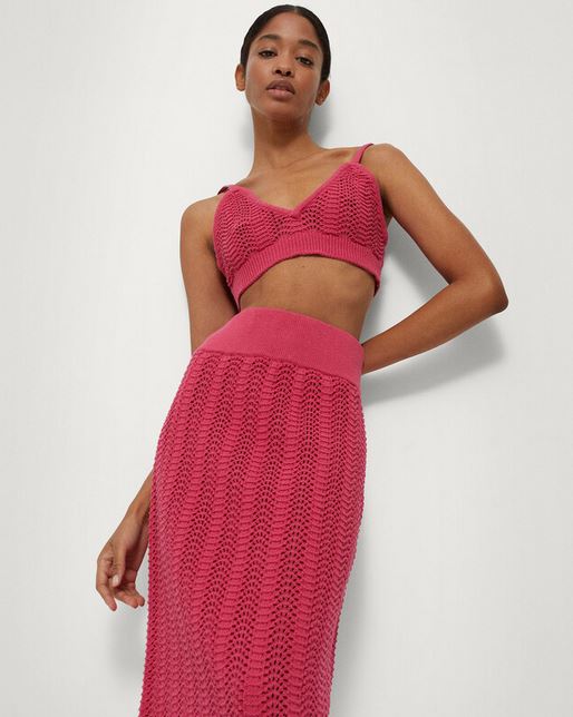 El top corto de crochet de Parfois edici&oacute;n limitada para llevar con unos pantalones de talle alto