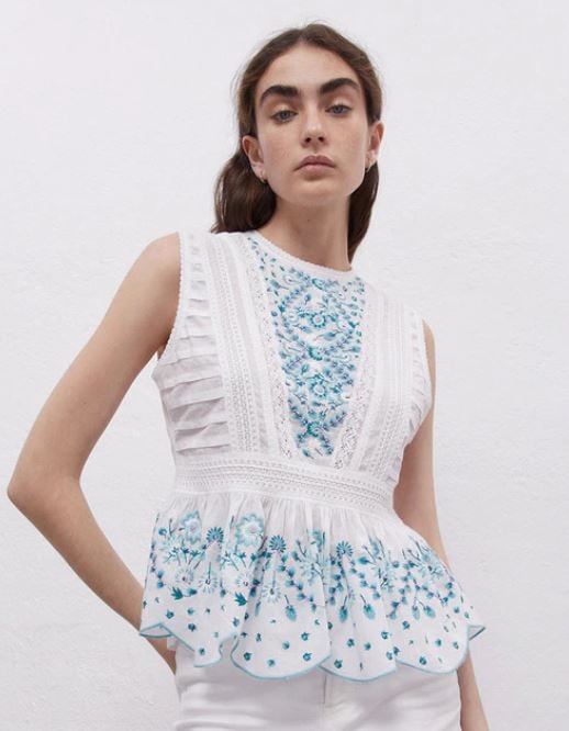 El top bordado de Sfera para resaltar los looks con pantal&oacute;n blanco