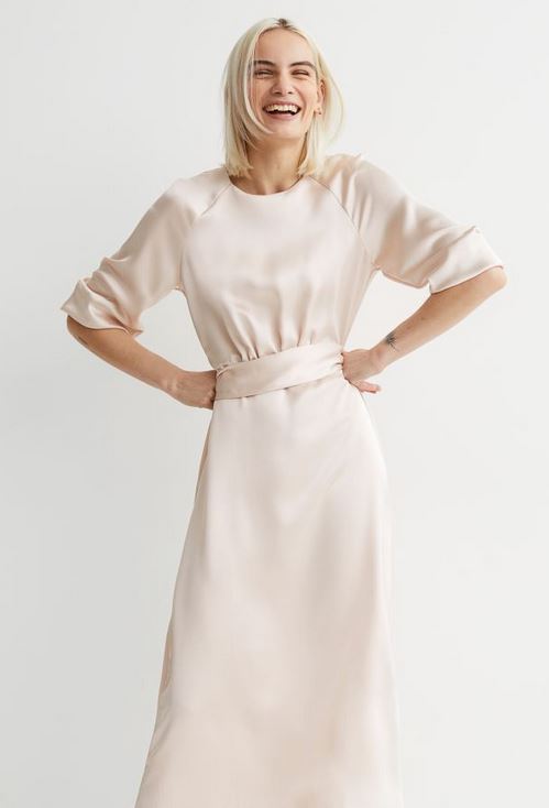 El vestido m&aacute;s elegante y c&oacute;modo de H&M para lucirlo en una boda