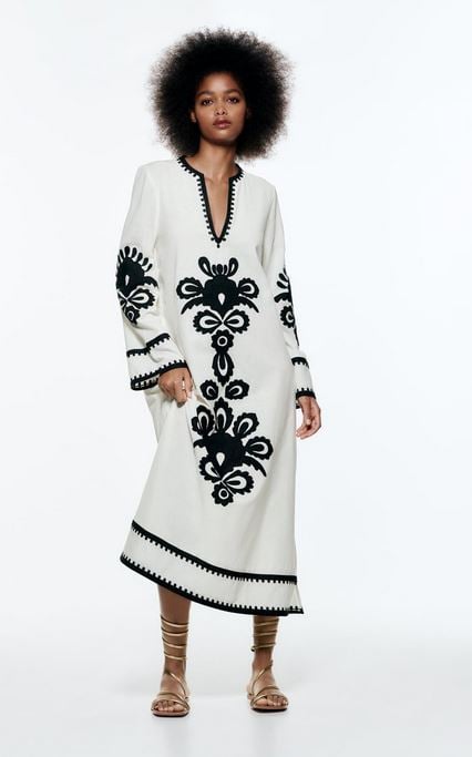 Mar&iacute;a Pombo apuesta por este vestido con bordados de Zara para sus looks m&aacute;s playeros