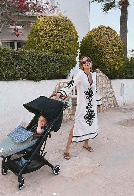 Mar&iacute;a Pombo apuesta por este vestido con bordados de Zara para sus looks m&aacute;s playeros