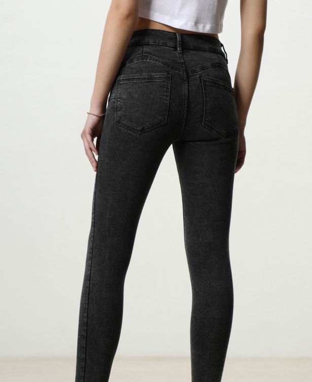 Los jeans push-up de Lefties a un precio irresistible y que podr&aacute;s utilizar a diario