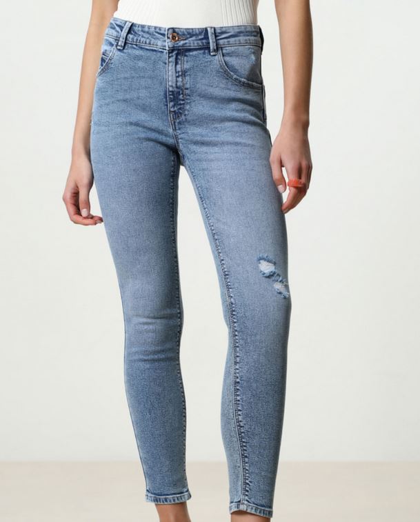 Los jeans push-up de Lefties a un precio irresistible y que podr&aacute;s utilizar a diario