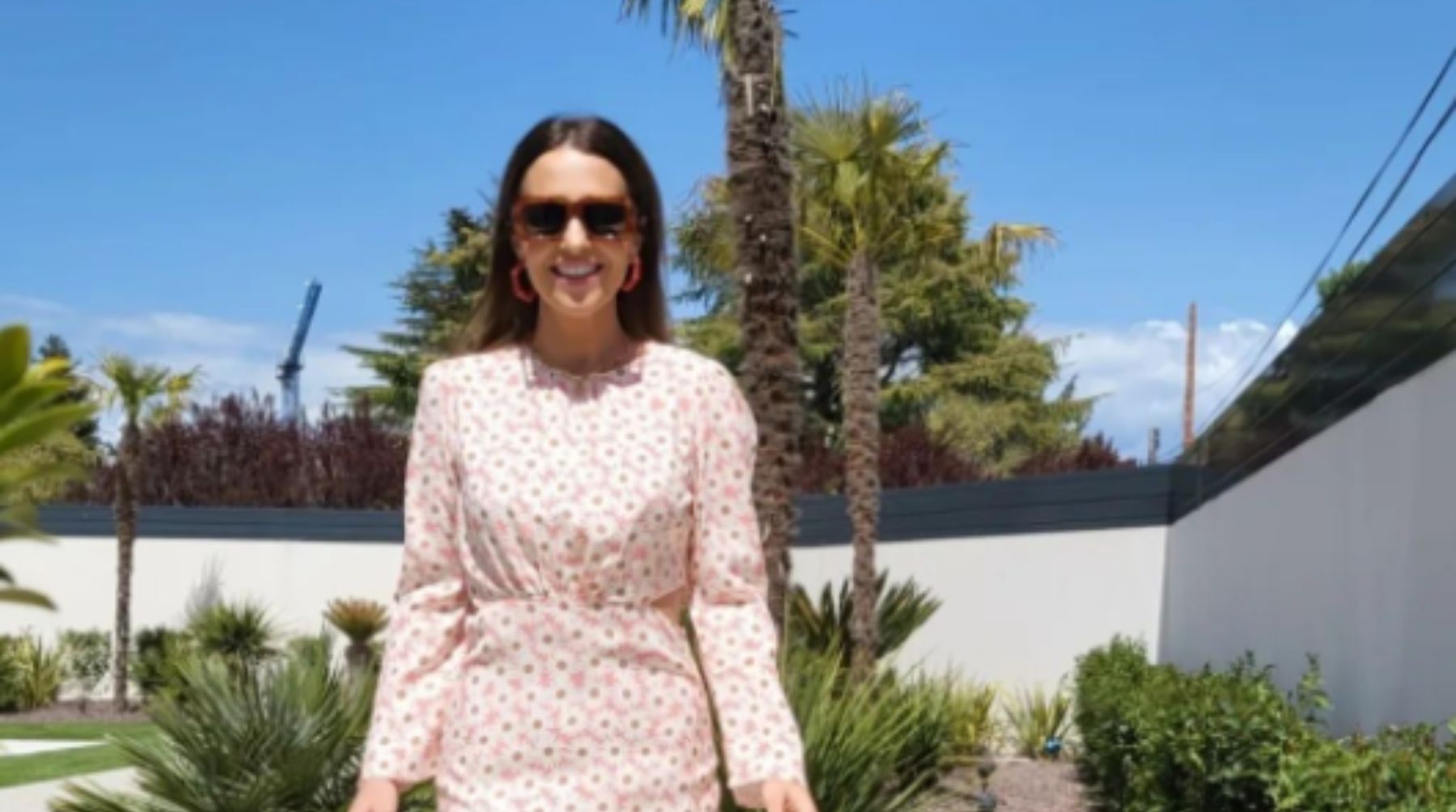 Paula Echevarría muestra lo bien que queda el vestido floral de Mango para esta primavera