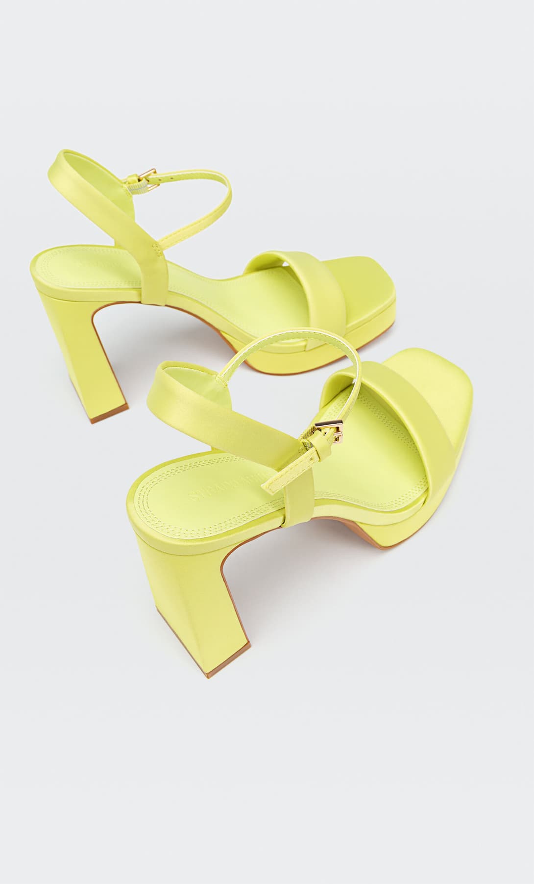Las sandalias naranjas de Stradivarius para un look blanco o negro