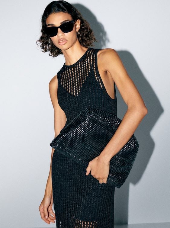 El vestido calado de Massimo Dutti para una cena veraniega