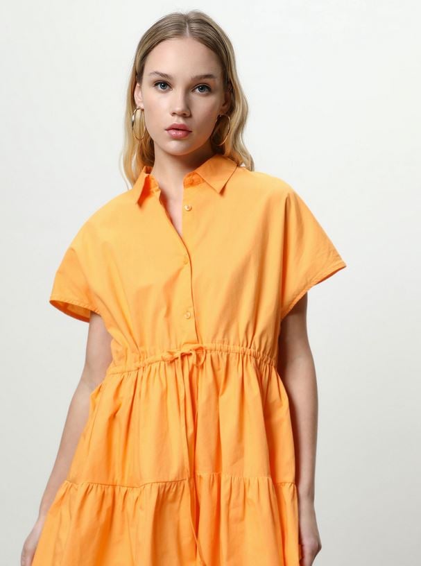 El vestido camisero de Lefties con el que no hace falta esconder la tripa