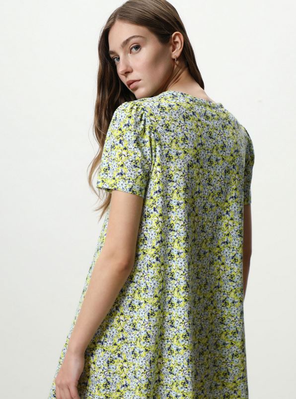 El vestido efecto vinilo de Bershka que ser&aacute; un &eacute;xito entre las influencers
