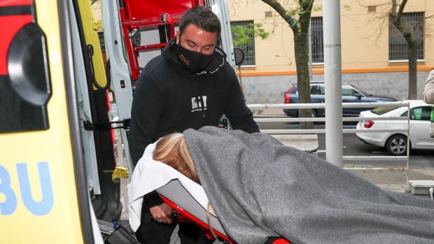 Bel&eacute;n Esteban en una ambulancia / Gtres