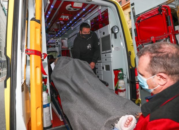 Bel&eacute;n Esteban en una ambulancia / Gtres