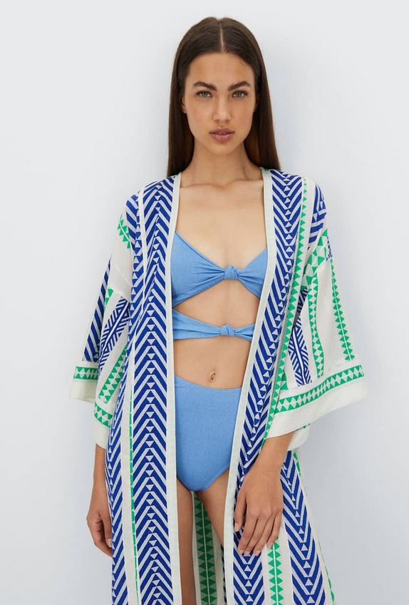 El kimono de Stradivarius para llevar a la playa o como vestido para la noche