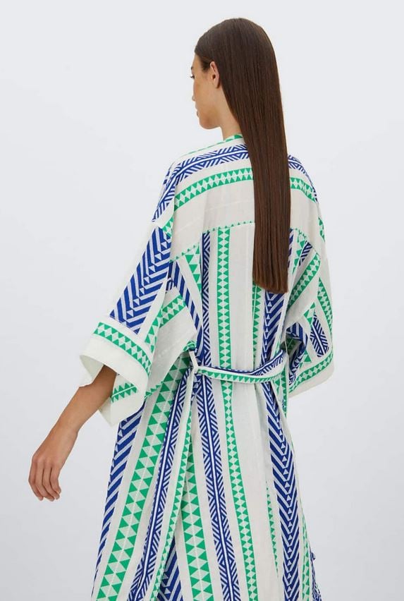 El kimono de Stradivarius para llevar a la playa o como vestido para la noche