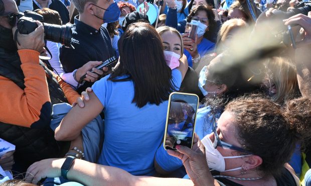 Roc&iacute;o Flores y Olga Moreno con la 'Marea Azul' / Gtres