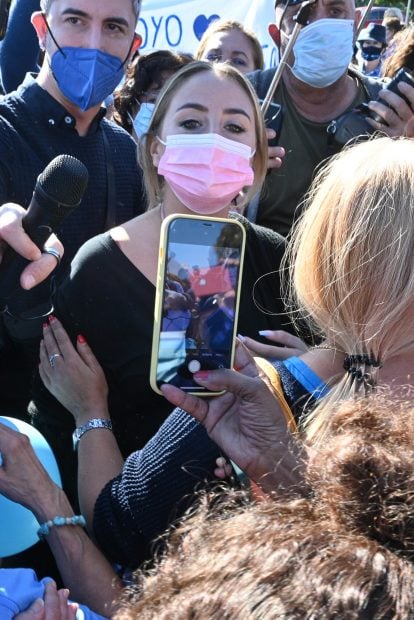Roc&iacute;o Flores y Olga Moreno con la 'Marea Azul' / Gtres