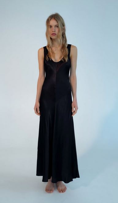 El vestido satinado negro de Zara con el que deslumbrar en una boda