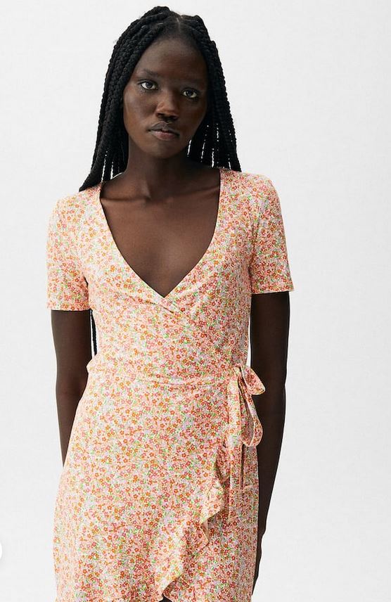 El vestido corto de vuelos de Pull&Bear para los d&iacute;as m&aacute;s calurosos