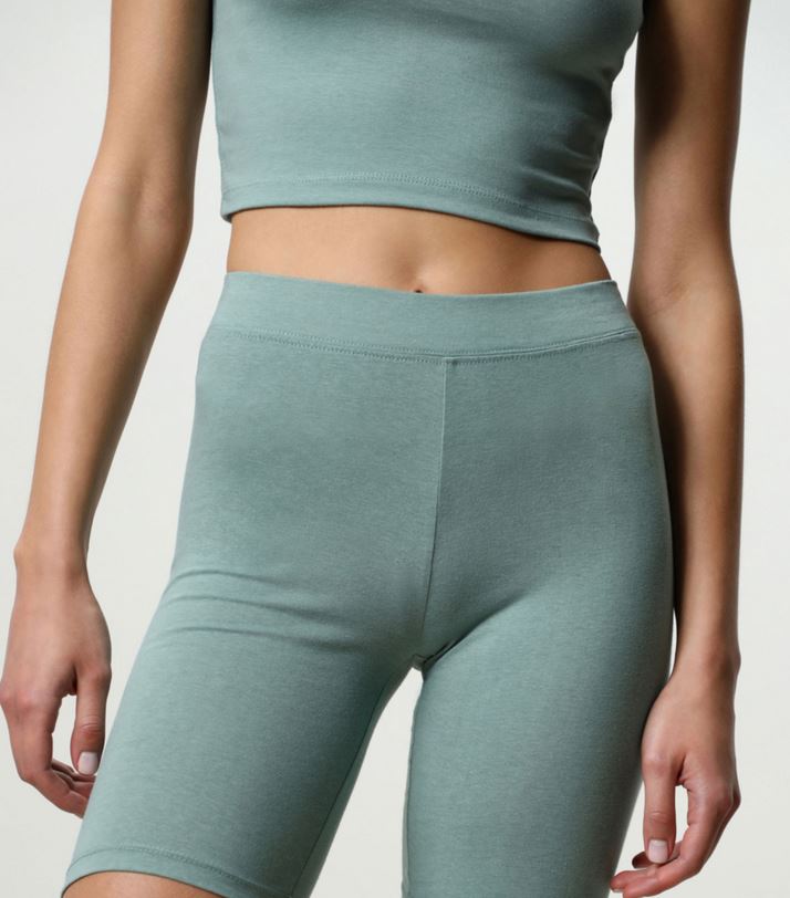 Los leggins cortos de Lefties para llevar con una brazer y por menos de 4 euros