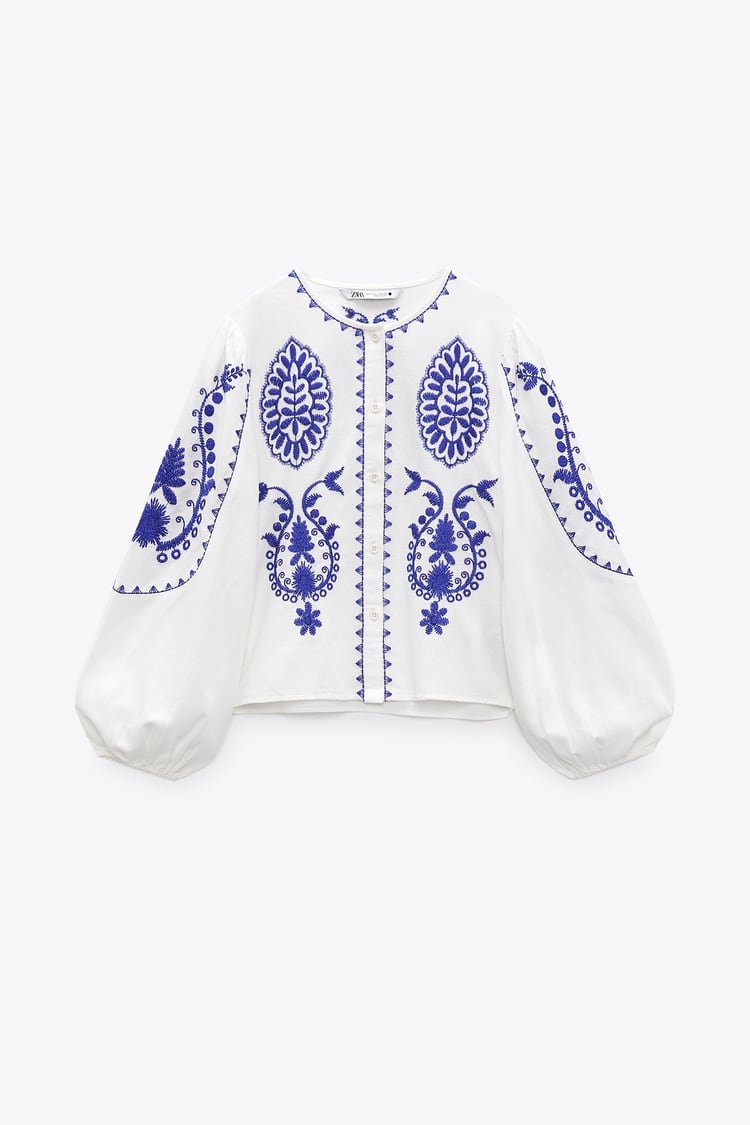 Zara saca en azul la blusa bordada que Tamara Falc&oacute; utiliza m&aacute;s