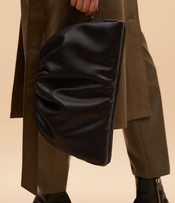 El bolso fruncido de Mango Outlet con el que podr&aacute;s llevar de todo