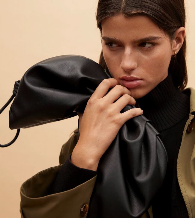 El bolso fruncido de Mango Outlet con el que podr&aacute;s llevar de todo