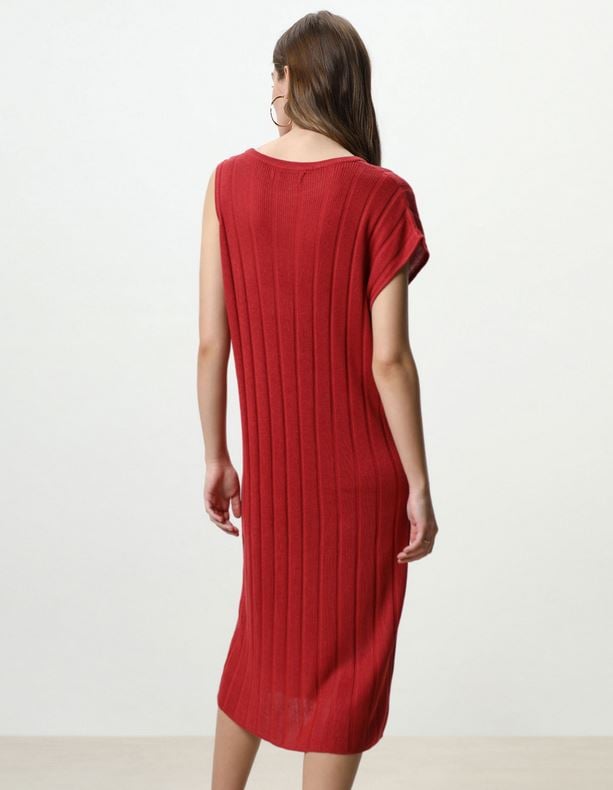El vestido de canalé de Lefties que puedes llevar suelto o con un cinturón
