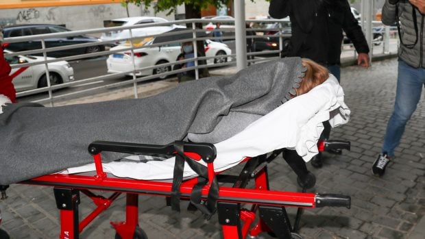 Bel&eacute;n Esteban entrando al hospital 