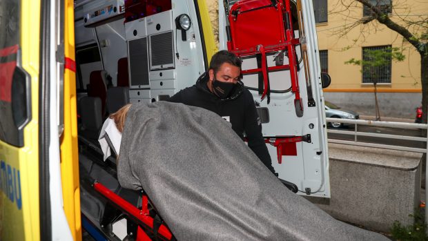 Bel&eacute;n Esteban en una ambulancia / Gtres