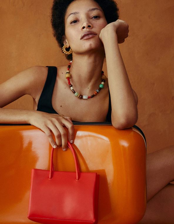 El bolso rojo de Mango de tama&ntilde;o perfecto que necesitas ya