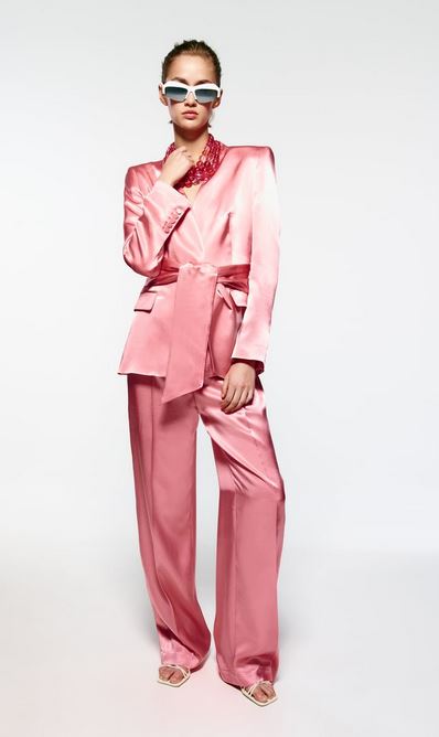 El traje satinado rosa de Zara con blazer anudada que enamora a las francesas