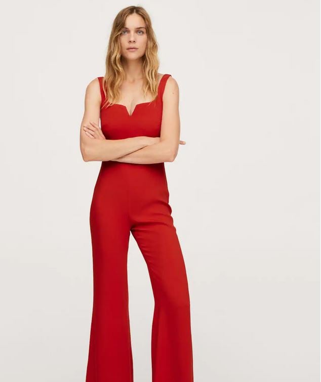 El mono de tirantes rojo de Mango Outlet con el que marcar cintura