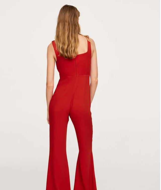 El mono de tirantes rojo de Mango Outlet con el que marcar cintura