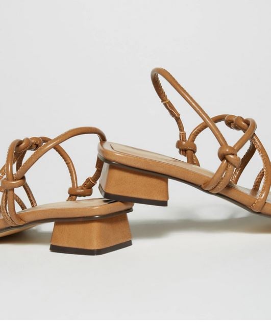 Las sandalias en color camel de Sfera que te pegar&aacute;n con cualquier cosa