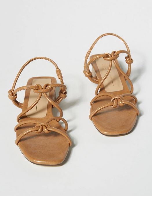 Las sandalias en color camel de Sfera que te pegar&aacute;n con cualquier cosa