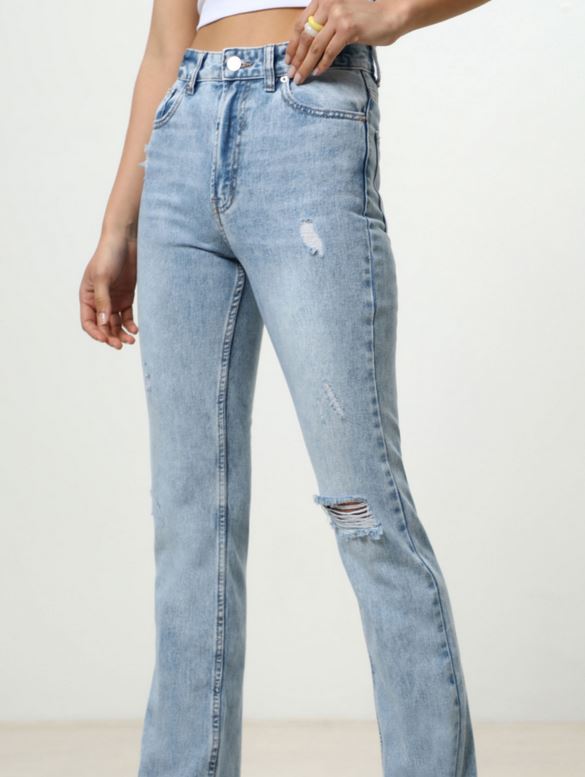 Los jeans fleare de Lefties para llevar con unos tacones bajosv