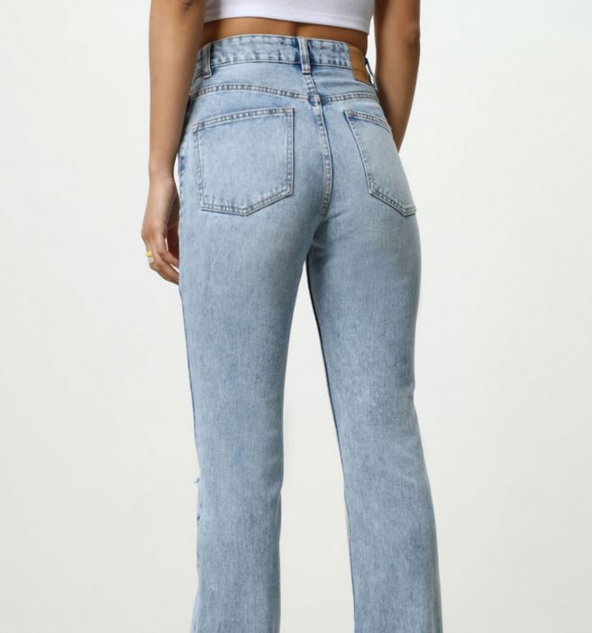 Los jeans fleare de Lefties para llevar con unos tacones bajos